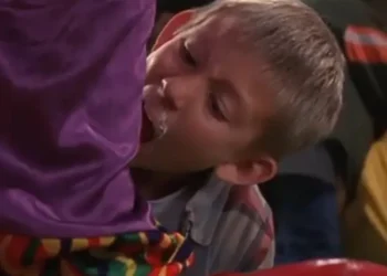 Malcolm el de en medio regresa con un nuevo Dewey