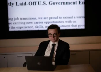 Red china intenta reclutar a exempleados despedidos por Musk