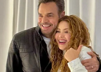 Eugenio Derbez asiste al concierto de Shakira en CDMX y se toma foto con la cantante