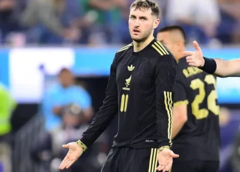 ¡Santiago Giménez falla penal y condena al Milan!