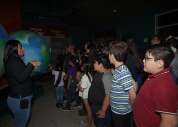 Familias neolaredenses viven mágica noche en museo