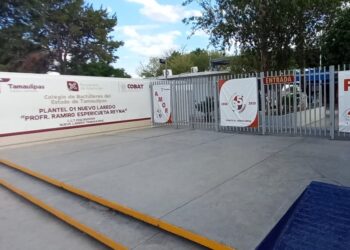 Estudiantes exploran opciones en Expo Universidades Cobat 01