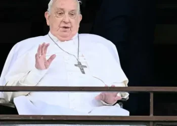 El Papa Francisco abandona el hospital y reaparece ante el pueblo