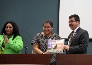 La ministra Lenia Batres dicta conferencia en la UAT