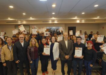 BRINDAN CERTEZA JURÍDICA Entregan escrituras a familias de El Progreso