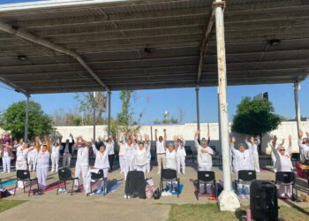 Yoga y armonía en la Casa Club del DIF