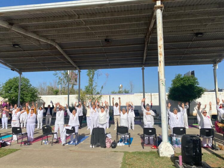 Yoga y armonía en la Casa Club del DIF