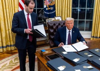 FIRMA DECRETO Inglés es el idioma oficial de EU: Trump