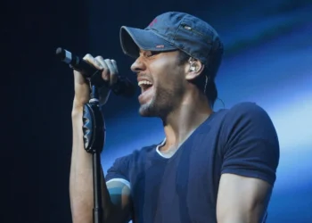 Enrique Iglesias lanza mensaje tras estafa que sufrió una fan que creía tenía un romance con él