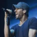 Enrique Iglesias lanza mensaje tras estafa que sufrió una fan que creía tenía un romance con él