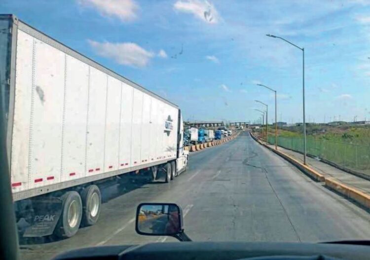 Celebran operadores fluido tránsito de cargaen Puente III