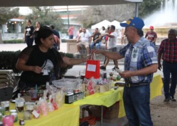 Bazar Primavera llena de color la Plaza 1 de Mayo