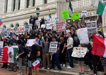 MARCHAN EN EU CONTRA EL ICE Estudiantes rechazan operativos migratorios