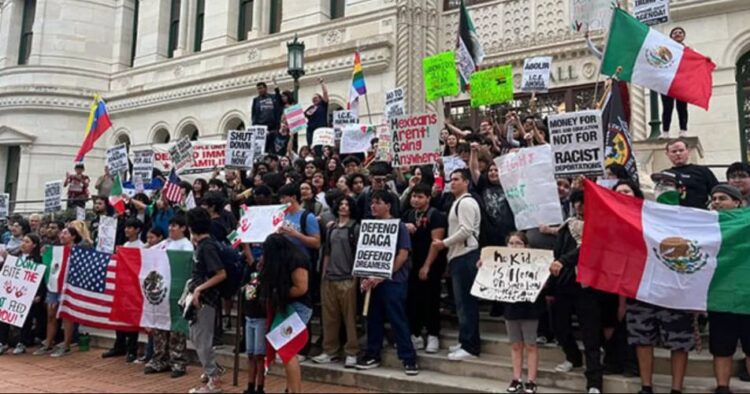 MARCHAN EN EU CONTRA EL ICE Estudiantes rechazan operativos migratorios