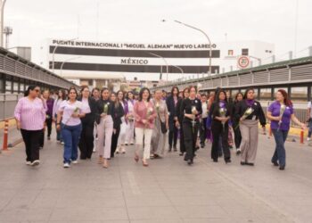 Mujeres de los Dos Laredos marchan por la igualdad