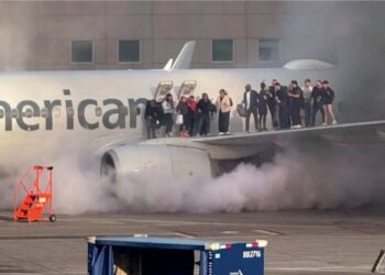 EN DENVER Pasajeros evacuados tras incendio de avión