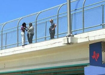 Agentes del Sheriff evitan que joven salte de paso elevado