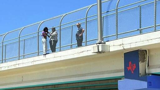 Agentes del Sheriff evitan que joven salte de paso elevado