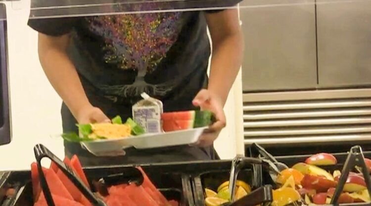 Padres de familia aceptan comida saludable en escuelas