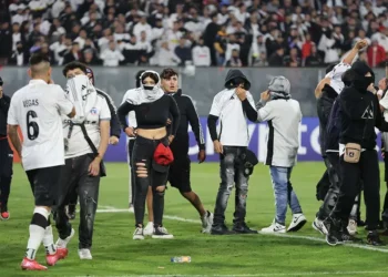 Estampida obliga a suspender partido de la Copa Libertadores: mueren dos aficionados