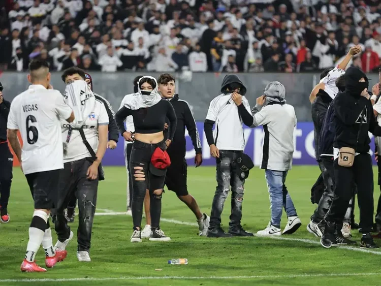 Estampida obliga a suspender partido de la Copa Libertadores: mueren dos aficionados