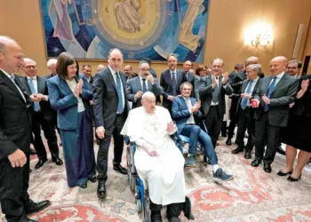 Papa Francisco recibe a médicos que le salvaron la vida en El Vaticano