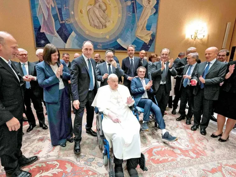 Papa Francisco recibe a médicos que le salvaron la vida en El Vaticano