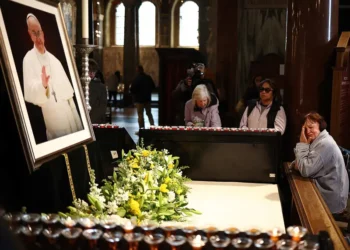 Silencio solemne invade la plaza de San Pedro tras la muerte del Papa Francisco