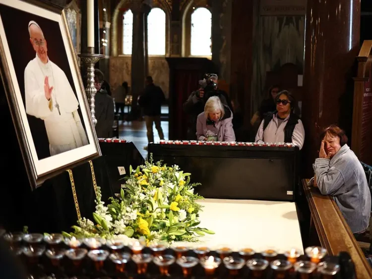 Silencio solemne invade la plaza de San Pedro tras la muerte del Papa Francisco