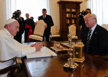 Donald Trump rinde tributo al Papa Francisco tras su fallecimiento