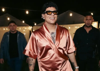 Caz se niega a cantar corridos en Feria de San Marcos