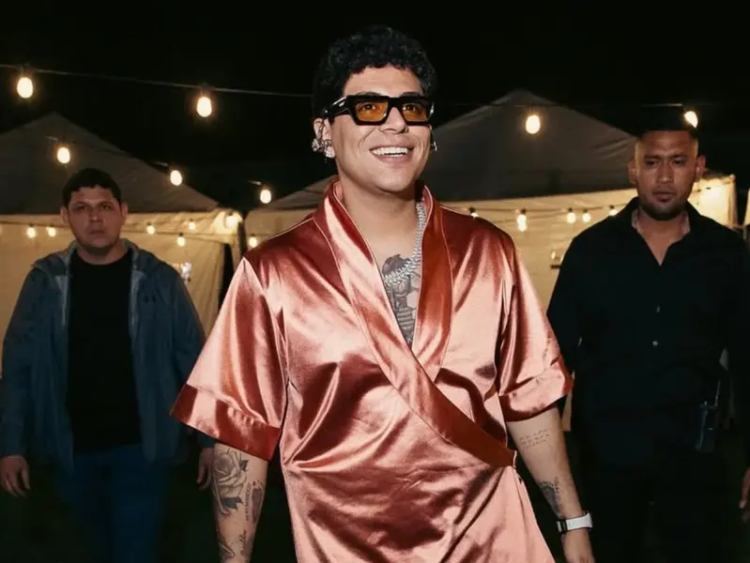 Caz se niega a cantar corridos en Feria de San Marcos