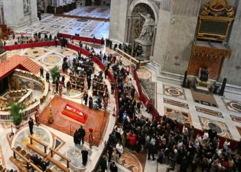 Multitud despide al papa Francisco en una emotiva jornada en el Vaticano