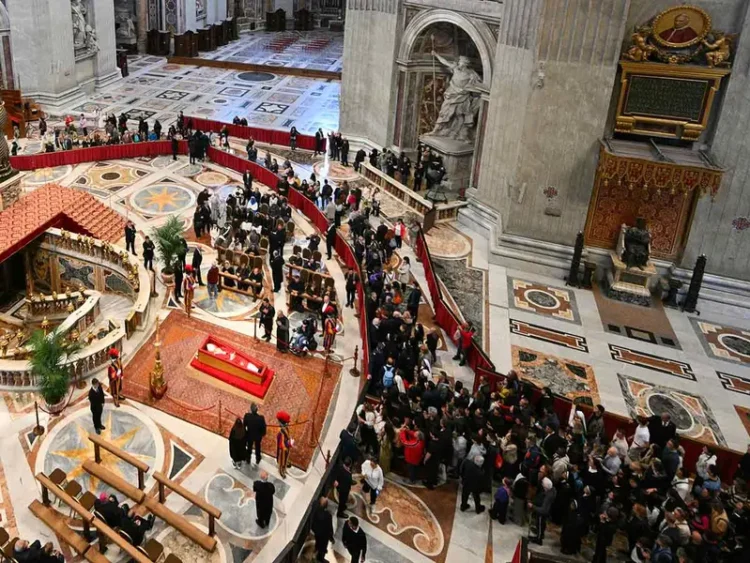 Multitud despide al papa Francisco en una emotiva jornada en el Vaticano