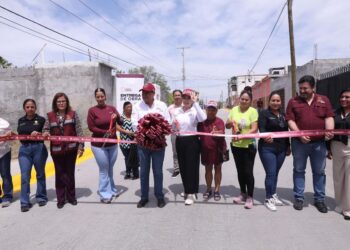 CARMEN LILIA CANTUROSAS Entrega la rehabilitación de plaza para familias de Villas