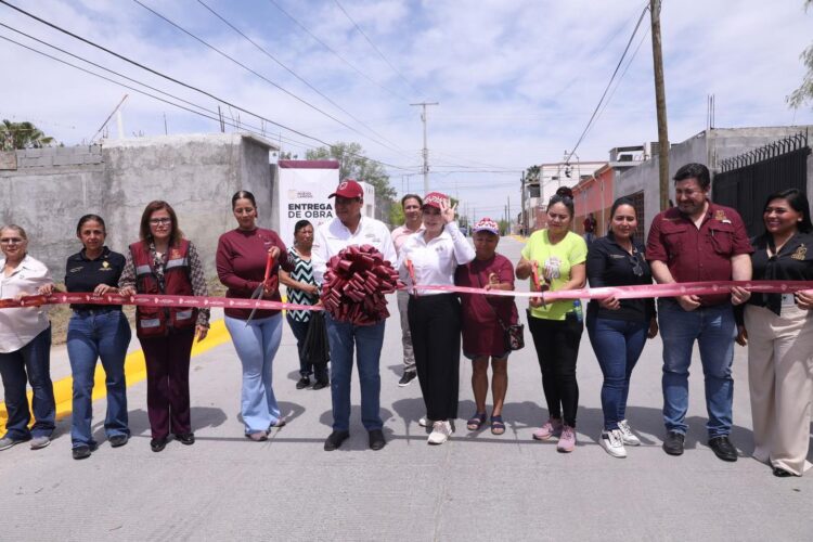 CARMEN LILIA CANTUROSAS Entrega la rehabilitación de plaza para familias de Villas