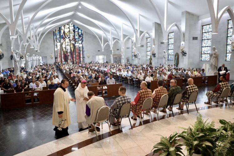 Diócesis de Nuevo Laredo Celebra la Cena del Señor con Solemnidad