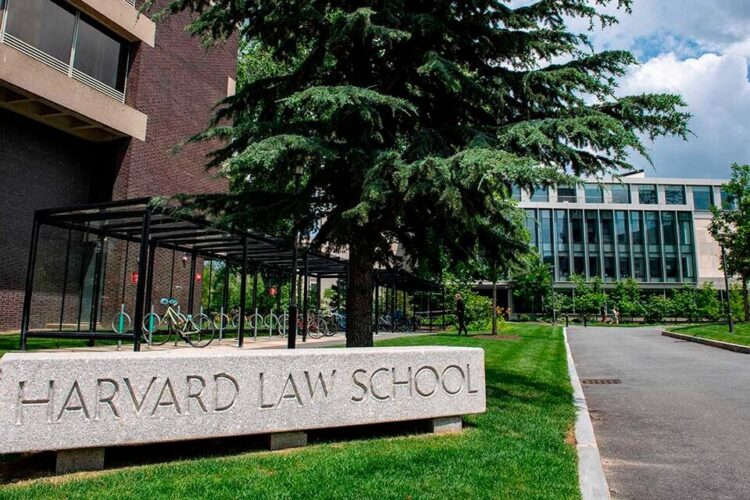 CONTRA GOBIERNO DE TRUMP Harvard presentará demanda por congelamiento de más de 2 MMDD