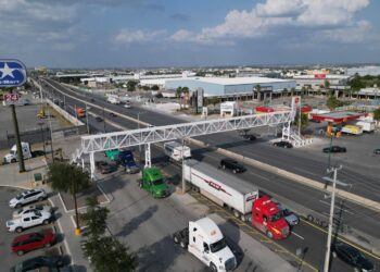Inaugura alcaldesa puente peatonal en Colinas del Sur