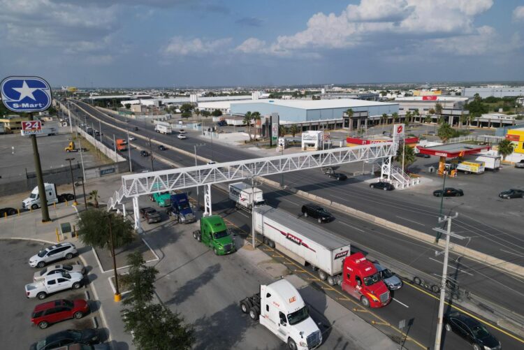 Inaugura alcaldesa puente peatonal en Colinas del Sur