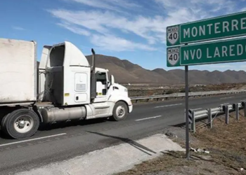 CARRETERA NLD – MTY Traileros circulan sin permiso por la libre