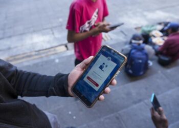 ALARMA EN INMIGRANTES USCIS investiga redes sociales de solicitantes