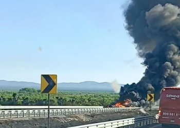 Colapsa autopista Monterrey-Nuevo Laredo por accidentes de tráileres