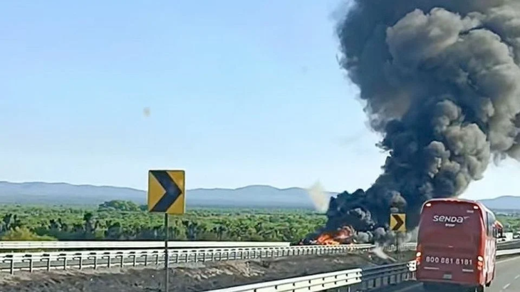 Colapsa autopista Monterrey-Nuevo Laredo por accidentes de tráileres