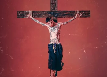 Santa Fe Klan desata polémica por supuesta «blasfemia» tras publicar fotos de crucifixión