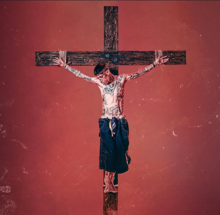 Santa Fe Klan desata polémica por supuesta «blasfemia» tras publicar fotos de crucifixión