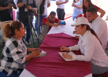 CARMEN LILIA CANTUROSAS Llega a fraccionamiento Palmares con ‘Presidencia cerquita de ti’
