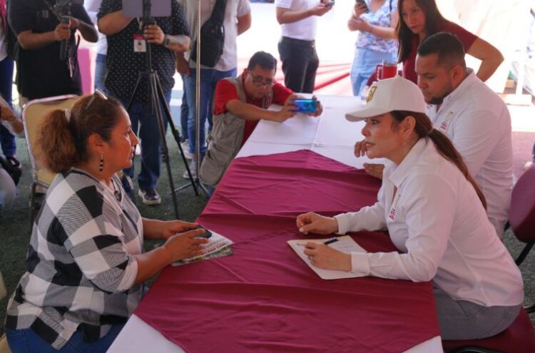 CARMEN LILIA CANTUROSAS Llega a fraccionamiento Palmares con ‘Presidencia cerquita de ti’