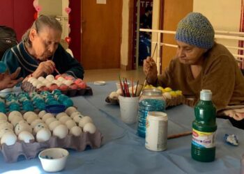 Abuelitos venden cascarones en el asilo para recaudar fondos