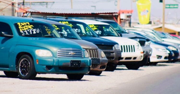 ALZA DEL DÓLAR Enfría venta de autos usados